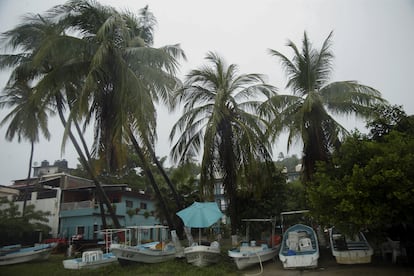 Barcos yacen sobre la arena en una playa de Puerto Escondido la mañana siguiente del paso del huracán por las costas oaxaqueñas. 