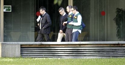 Agentes judiciales y de la Guardia Civil, este martes en el patio de la Diputación de Sevilla.