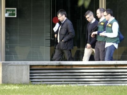 Agentes judiciales y de la Guardia Civil, este martes en el patio de la Diputaci&oacute;n de Sevilla.