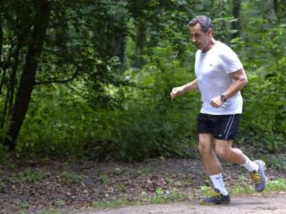 Sarkozy corre el viernes en el Bois de Boulogne de París.