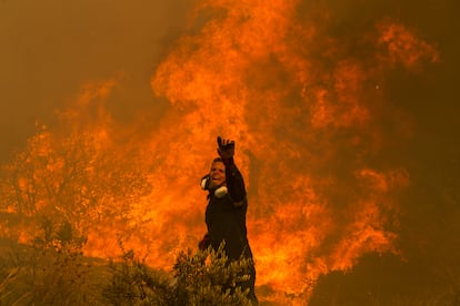 Un bombero trabaja por apagar las llamas en el pueblo de Hasia, cerca de Atenas (Grecia), el martes 22 de agosto. 
