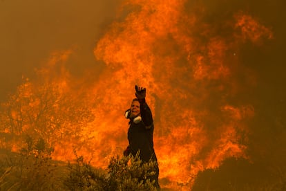 Un bombero trabaja por apagar las llamas en el pueblo de Hasia, cerca de Atenas (Grecia), el martes 22 de agosto.