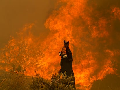 Un bombero trabaja por apagar las llamas en el pueblo de Hasia, cerca de Atenas (Grecia), el martes 22 de agosto.
