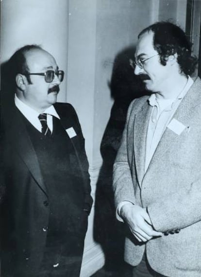 Manuel Vázquez Montalbán y Juan Madrid, conspiran en Reims en 1981. “Teníamos que pedir perdón por lo que hacíamos. Ahora, eso ha cambiado”, asegura Madrid.