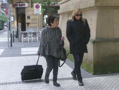 Rosa Cobos (a la derecha) llega a la Audiencia junto a su letrada.