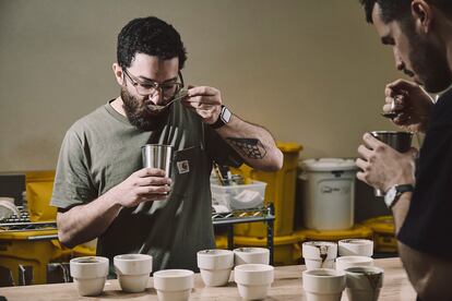 El tostador Nolo Botana, de Hola Coffee.