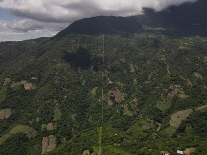 Una línea marca la frontera entre México, a la izquierda, y Guatemala, a la derecha, hacia donde mexicanos están cruzando camino a Ampliación Nueva Reforma, Guatemala.