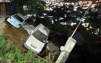 Dos coches a punto de caer a un barranco tras el terremoto en Acapulco.