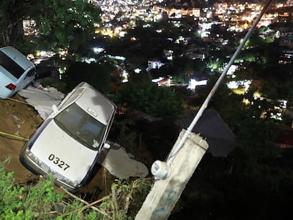 Dos coches a punto de caer a un barranco tras el terremoto en Acapulco.