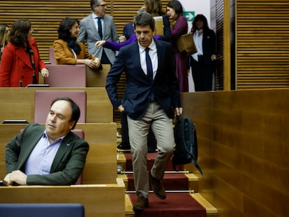 El president de la Generalitat, Carlos Mazón, a su llegada a Les Corts Valencianes, y el secretario general del PP, Juanfran Llorca.