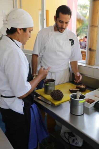 Rodrigo Pacheco, en la cocina de su restaurante Boca Valdivia.