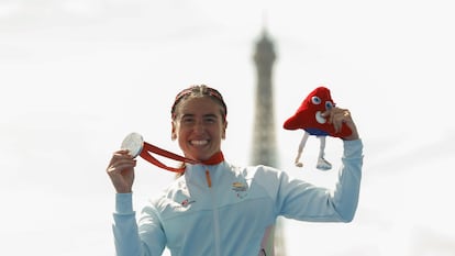 La atleta española Marta Francés posa con su medalla de plata de triatlón de los Juegos Paralímpicos de París 2024.