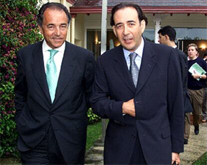 Carlos López Blanco (a la derecha) junto a Jesús Banegas, presidente de Aniel, ayer en Santander.