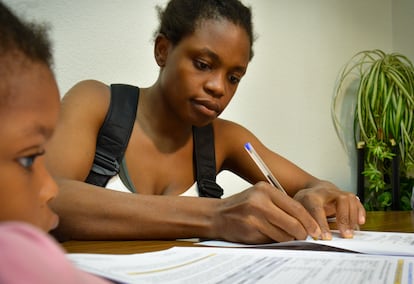 Elizabeth Anighoro firma el contrato de alquiler en el Ayuntamiento de Parillas (Toledo).