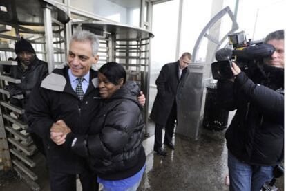 El candidato Rahm Emanuel, con una simpatizante, en una estación de metro de Chicago.