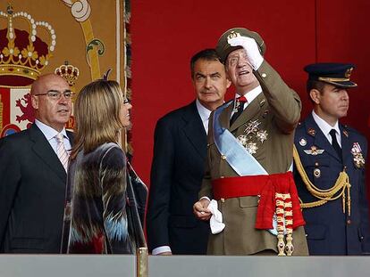 El Rey, durante el desfile de la Fiesta Nacional. A su lado, Carme Chacón, Javier Rojo y José Luis Rodríguez Zapatero.