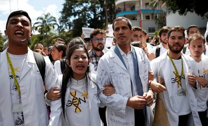 Juan Guaidó, en el centro, en la manifestación contra el líder chavista Nicolás Maduro.