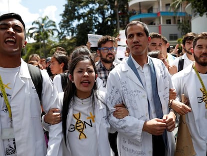 Juan Guaidó, en el centro, en la manifestación contra el líder chavista Nicolás Maduro.