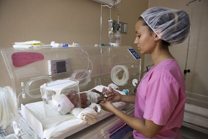 Una enfermera atiende a un pequeño nacido antes de los nueve meses en la unidad especial de prematuros del Hospital Antonio Musa.