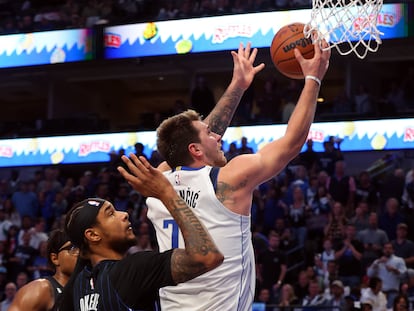 Luka Doncic en el partido entre los Mavericks y los Orlando Magic, en Dallas durante la madrugada del domingo al lunes.