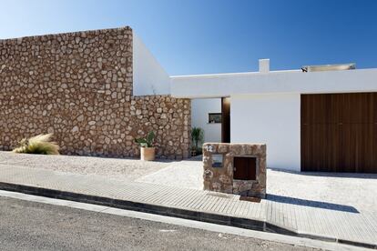 Las fachadas de piedra natural y cal transpirable ayudan a que el calor del verano no penetre entre los muros