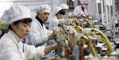 Trabajadores de una f&aacute;brica en la provincia china de Anhui.