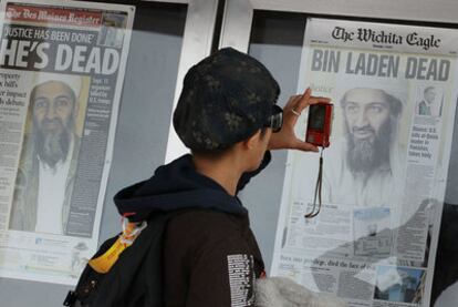 Una transeúnte fotografía las portadas del día expuestas en el Newseum, el museo del periodismo de Washington.