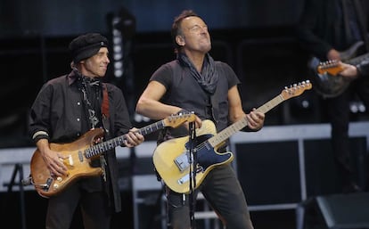 Antes de comenzar con su repertorio, Springsteen ha tomado el escenario de Anoeta al grito de "kaixo Donostia".