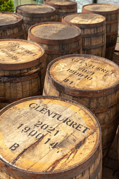 Barriles de whisky en la destilería The Glenturret, Crieff. 