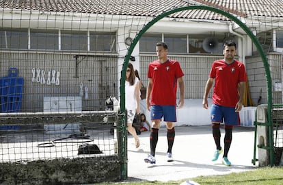 Oriol Riera y Juan Fuentes, futbolistas de Osasuna, equipo que abrirá con el Málaga la primera jornada.