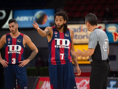 Pierra Henry protesta a árbitro una jugada en el partido entre el Baskonia y el Estrella Roja este viernes en Belgrado