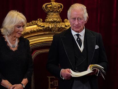 Carlos III y la reina consorte, Camila, este sábado en el Salón del Trono del Palacio de St. James, durante su proclamación formal como nuevo rey del Reino Unido