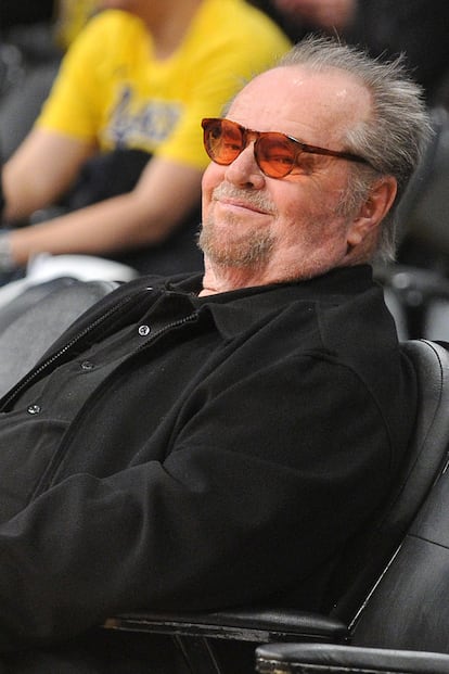Jack Nicholson -


“Con mis gafas de sol puestas, soy Jack Nicholson. Sin ellas, estoy gordo y tengo 60 años”. Así confesaba el legendario actor su predicamento por llevar gafas de sol a todas horas, ya sea en la primera fila del Staples Center para ver a sus amados Lakers o para acudir a los premios Oscar. Nicholson aseguró que fue en la edición de los premios de la Academia en 1976 cuando el mismísimo Fred Astaire le convenció de que unas buenas lentes siempre mejoraban cualquier look.