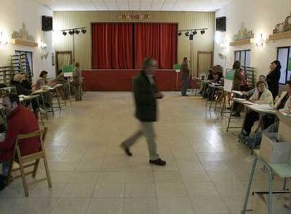 Aspecto que presentaba ayer un colegio electoral en el barrio sevillano de Triana.