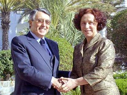 Ana Palacio saluda al ministro de Exteriores de Marruecos, Mohamed Benaissa, el pasado enero en Agadir.