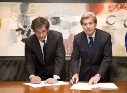 José Manuel Entrecanales y Fulvio Conti firman el acuerdo entre Acciona y Enel ayer en Madrid.