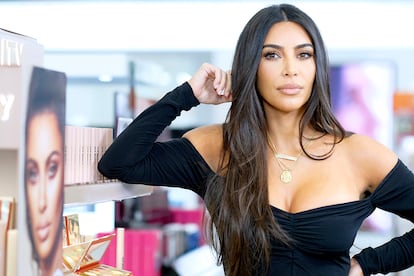 ¿Quién es? Kim Kardashian. ¿A cuánto asciende su patrimonio? 840 millones de euros. ¿Cómo amasó su fortuna? La influencer ha sido la última famosa en ser calificada como multimillonaria por la revista Forbes. Kardashian ha conseguido lograr ese estatus gracias a su faceta como empresaria, en plena pandemia y cuando su programa Keeping Up With The Kardashian (Las Kardashian) llega a su fin. Primero, por el éxito de su línea de belleza, KKW Beaty, que fundó en 2017, y después por la firma de ropa interior y fajas Skims, que vivió un repunte en sus ventas durante al confinamiento y que la cabecera financiera valora en cerca de 190 millones de euros.