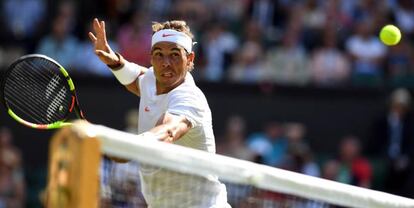 Nadal volea durante el partido contra Sela en Wimbledon.