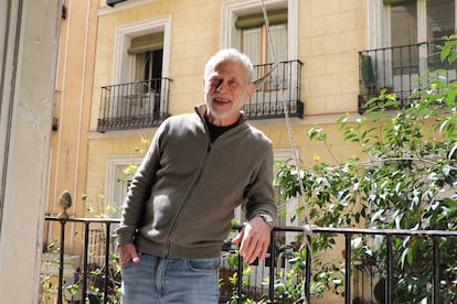 Ignacio Pérez, z plecami do domu, skąd sesje El Balcón de la Calle Fish są rejestrowane w Madrycie, 13 kwietnia 2025 r.