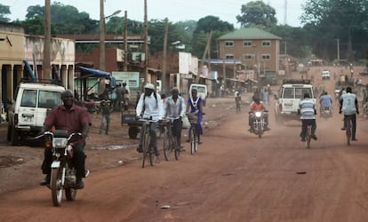 Imagen de la calle principal de Yambio, localidad del sur de Sudán del Sur castigada por la guerra.