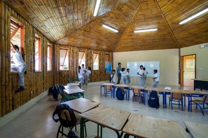 Sala de aula da escola Dureno. Todos os jovens da comunidade têm assim a possibilidade de estudar, Dureno, Província de Sucumbíos, Equador.