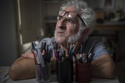 Miguel Ángel Gallardo, dibuixant de còmic, en el seu estudi.