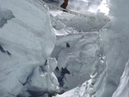 Un sherpa en la cascada del Khumbu