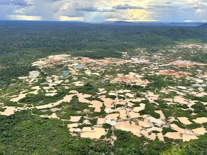Vista aérea de zonas deforestadas y minería ilegal en Brasil.