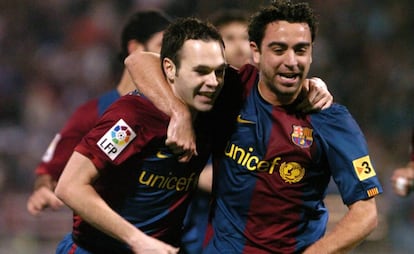 Iniesta y Xavi se abrazan en un partido de la Copa del Rey en 2007.