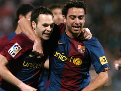 Iniesta y Xavi se abrazan en un partido de la Copa del Rey en 2007. 