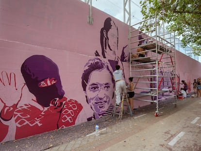 Miembros del colectivo Unlogic Crew pintan una parte del mural feminista en el polideportivo de La Concepción en Madrid.