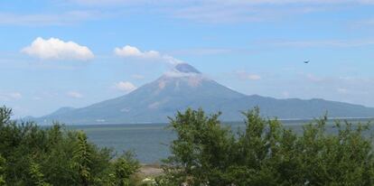 Volcán activo en el lago Nicaragua.