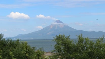Volcán activo en el lago Nicaragua.