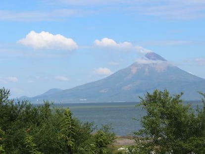 Volcán activo en el lago Nicaragua.